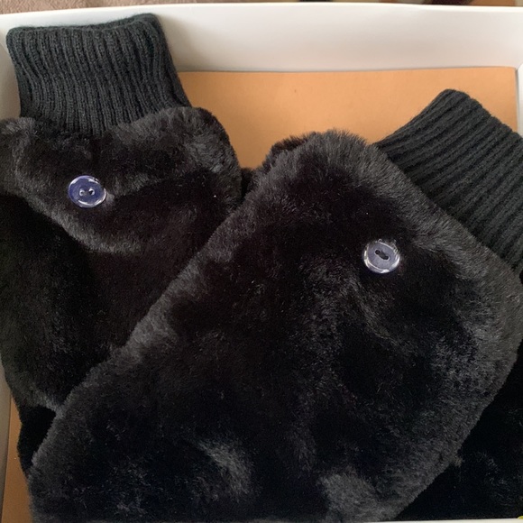 House of Harlow 1960 black faux fur flip top mittens and wristlet in its box - Picture 2 of 5